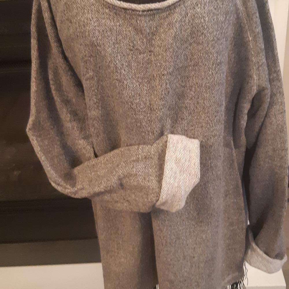 5/$25.00 Women's Size 6 Alia Grey Frayed Knit Sweater In New Like Condition